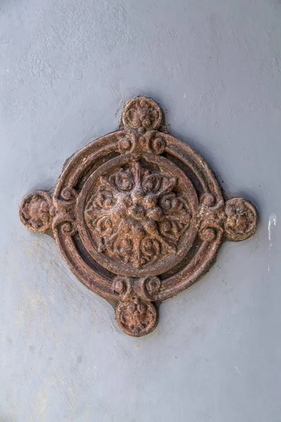 Antik Paslı Kapı Süsleme Dairesel Çiçek Şekil — Stok fotoğraf