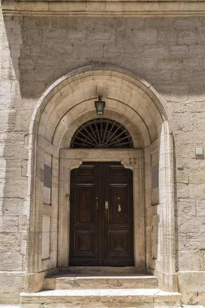 以色列耶路撒冷一座石头建筑的古老门 — 图库照片