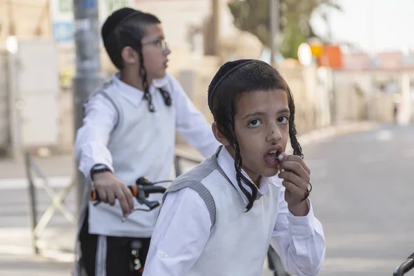 Jerusalem Israël Juni 2018 Ultraorthodox Joodse Kinderen Met Een Fiets — Stockfoto