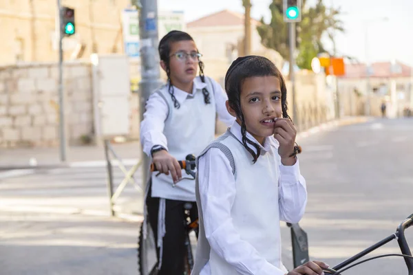 Jerusalem Israel Juni 2018 Ultraorthodoxe Jüdische Kinder Auf Einem Fahrrad — Stockfoto
