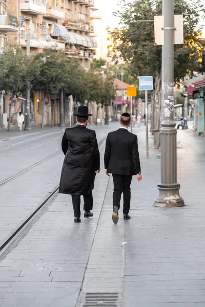 Jerusalén Israel Junio 2018 Dos Hombres Ultra Ortodoxos Judíos Haredíes —  Fotos de Stock