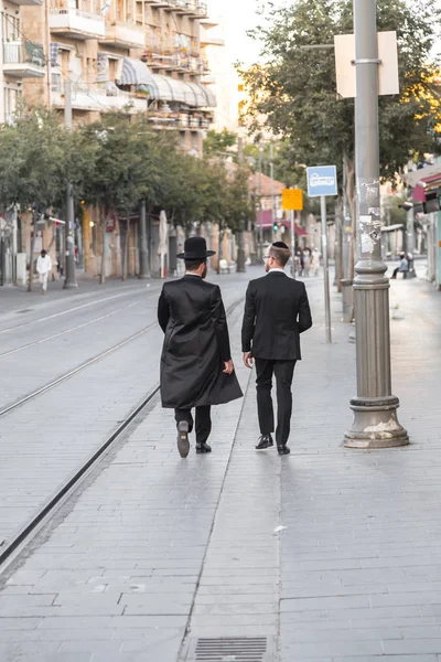 Jerusalén Israel Junio 2018 Dos Hombres Ultra Ortodoxos Judíos Haredíes —  Fotos de Stock