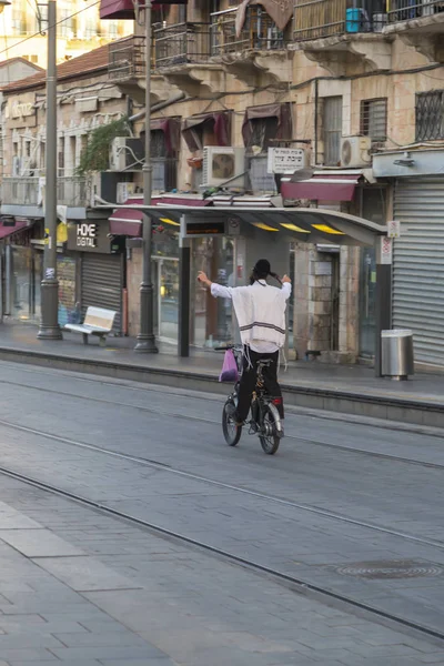 Jerusalem Srail Haziran 2018 Yahudi Adam Kudüs Sokaklarında Bisiklete Binmek — Stok fotoğraf