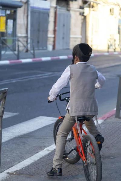 Ultraorthodoxe Jüdische Kinder Auf Einem Fahrrad Den Straßen Von Jerusalem — Stockfoto