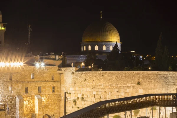 stock image View of Temple Mount in the old city of Jerusalem, including the Western Wall and golden Dome of the Rock