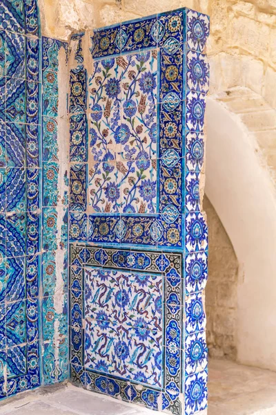 以色列耶路撒冷亚美尼亚修道院的亚美尼亚瓷砖 装饰精美 — 图库照片