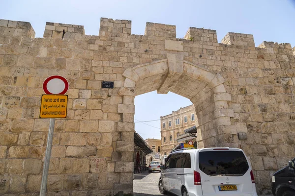 エルサレム イスラエル 2018 古代の通りとエルサレムの旧市街の建物です 新しいゲートは旧市街の門の一つ — ストック写真