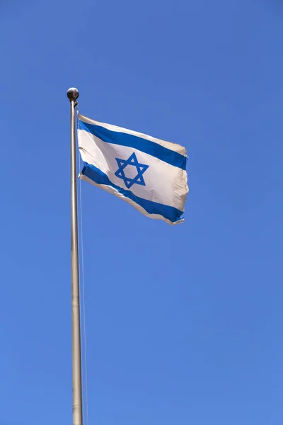 Flagga Israel Viftar Mot Den Blå Himlen Blå Davidsstjärna Logga — Stockfoto