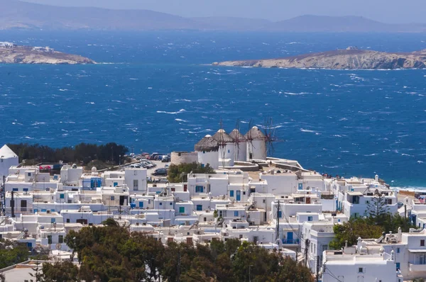 白塗りのアーキテクチャと美しいエーゲ海のミコノス島 ギリシャの水します — ストック写真