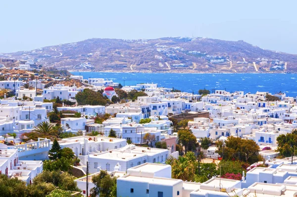 白塗りのアーキテクチャと美しいエーゲ海のミコノス島 ギリシャの水します — ストック写真