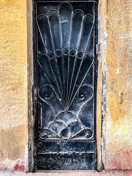 古いアールデコ金属ドア 古いイスタンブールの街から建築ディテール — ストック写真