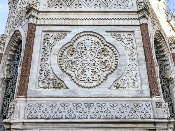 土耳其伊斯坦布尔法蒂赫的 Kececizade Fuat Pasha 清真寺大理石雕刻的细节 — 图库照片