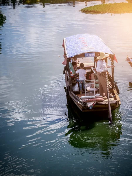 Shanghai China Juli 2014 Menschen Einem Boot Auf Dem Fluss — Stockfoto