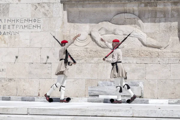 希腊雅典 2018年7月19日 希腊士兵 Evzones 身着传统制服 指的是总统卫队的成员 一个精英仪式单位 自1833年以来 — 图库照片
