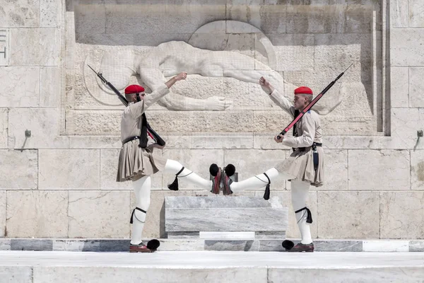 希腊雅典 2018年7月19日 希腊士兵 Evzones 身着传统制服 指的是总统卫队的成员 一个精英仪式单位 自1833年以来 — 图库照片