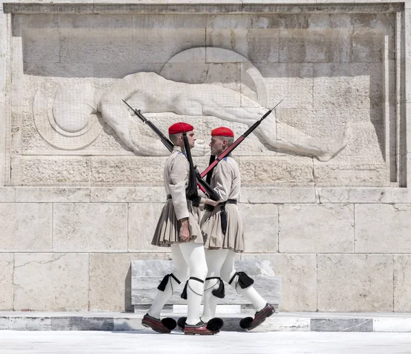 Atenas Grecia Julio 2018 Soldados Griegos Evzones Vestidos Con Uniformes —  Fotos de Stock