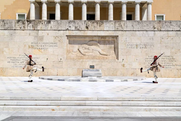 Athen Griechenland Juli 2018 Griechische Soldaten Evzones Traditionellen Uniformen Bezieht — Stockfoto