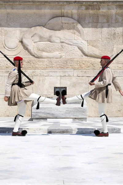 Atenas Grecia Julio 2018 Soldados Griegos Evzones Vestidos Con Uniformes —  Fotos de Stock
