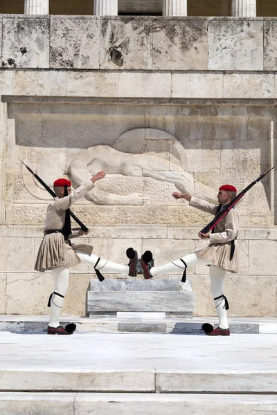 Αθήνα Ελλάδα Ιουλίου 2018 Έλληνες Στρατιώτες Εύζωνες Ντυμένοι Παραδοσιακές Στολές — Φωτογραφία Αρχείου