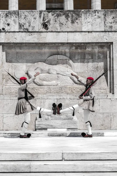 Athènes Grèce Juillet 2018 Soldats Grecs Evzones Vêtus Uniformes Traditionnels — Photo