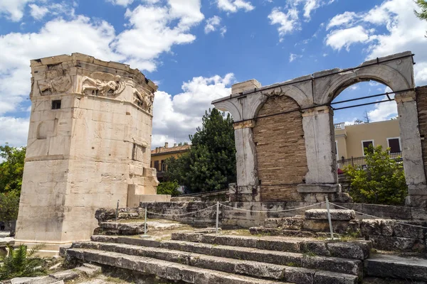 古代は ローマ時代のアゴラ ローマ時代のギリシャの首都アテネのプラカ地区に建てられた市場のまま — ストック写真