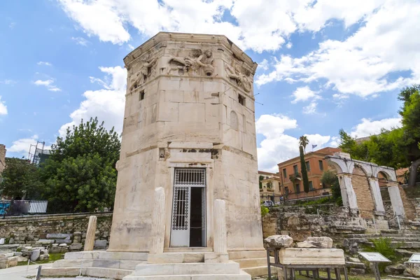 古代は ローマ時代のアゴラ ローマ時代のギリシャの首都アテネのプラカ地区に建てられた市場のまま — ストック写真