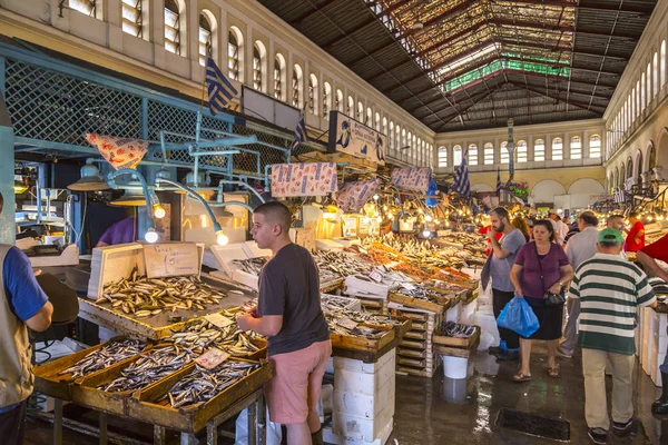 希腊雅典 2018年7月20日 希腊首都雅典的城市景观 人们在鱼市销售和购买鲜鱼 — 图库照片