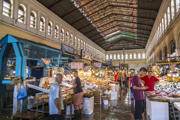希腊雅典 2018年7月20日 希腊首都雅典的城市景观 人们在鱼市销售和购买鲜鱼 — 图库照片