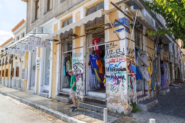 アテネ ギリシャ 2018 通りやギリシャのアテネのプラカ地区にクラシックな建物 プラカは人気エリアのレストラン カフェ バーです — ストック写真