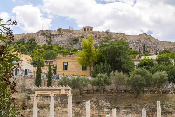 希腊雅典 2018年7月20日 希腊首都雅典雅典卫城的帕台农神庙和埃里切翁的古代废墟 从罗马阿戈拉的看法 — 图库照片