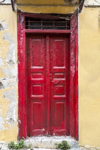Παλιό Και Όμορφο Περίτεχνα Πόρτα Στην Αθήνα Ελλάδα Κλασική Αρχιτεκτονική — Φωτογραφία Αρχείου