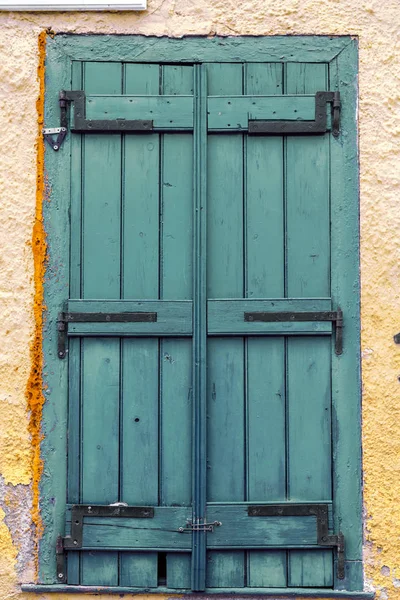 Windows Zielonym Drewniane Okiennice Architektonicznego Detalu — Zdjęcie stockowe