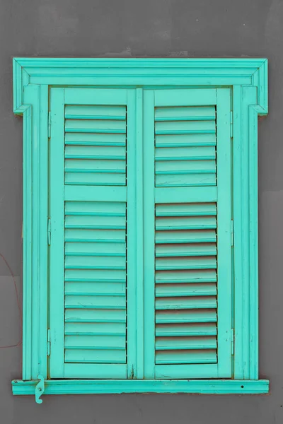 Окна Зелеными Деревянными Ставнями Архитектурные Детали — стоковое фото
