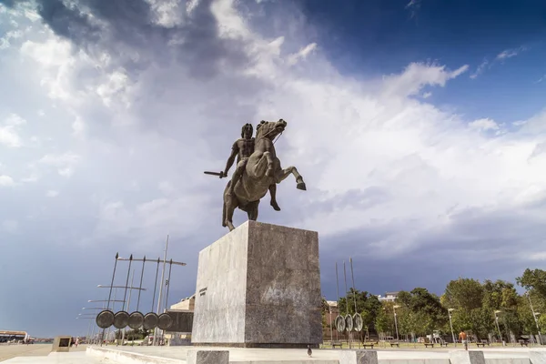 Standbeeld van Alexander de grote van Macedonië op de kust van Thessal — Stockfoto