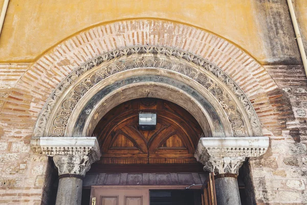 Außenansicht der byzantinischen Kirche der Hagia sophia oder Agias — Stockfoto