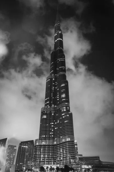 Burj Khalifa w nocy. Wieża jest najwyższym budynkiem — Zdjęcie stockowe