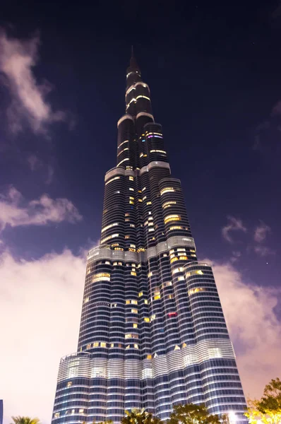 Burdž Chalífa v noci. Věž je nejvyšší budovou v — Stock fotografie