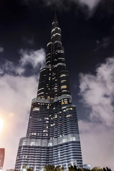 Burj Khalifa w nocy. Wieża jest najwyższym budynkiem — Zdjęcie stockowe