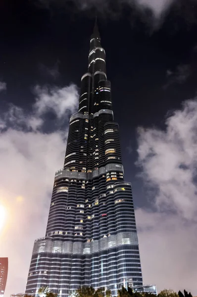 Burj Khalifa à noite. A torre é o edifício mais alto do — Fotografia de Stock