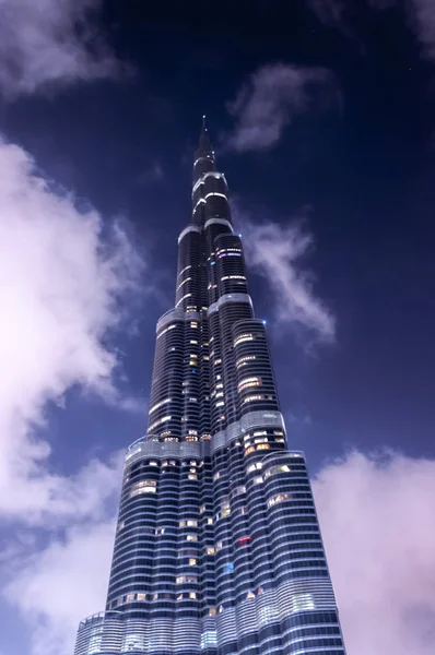 Burj Khalifa à noite. A torre é o edifício mais alto do — Fotografia de Stock