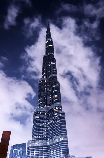 Burj Khalifa w nocy. Wieża jest najwyższym budynkiem — Zdjęcie stockowe