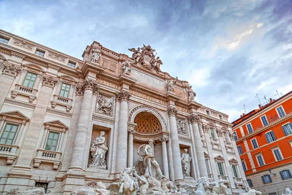 Trevi szökőkút vagy Fontana di Trevi a Piazza Trevi-n, Rómában — Stock Fotó