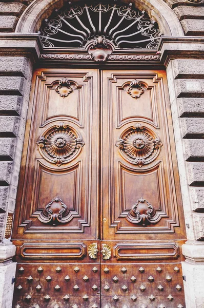 Antigua y hermosa puerta ornamentada — Foto de Stock