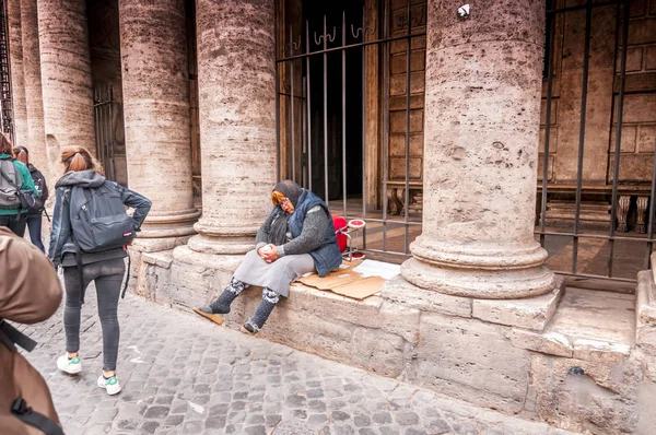 Obdachlose Seniorin schläft auf dem Bürgersteig in Rom, Italien — Stockfoto