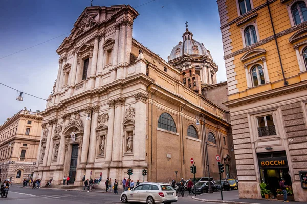Вид на улицу Кьеза-Сант-Андреа-делла-Валье в Риме, Италия — стоковое фото
