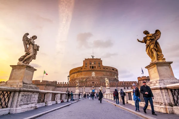 Castel Sant 'Angelo, castelo medieval ao longo do rio Tibre em Rom — Fotografia de Stock