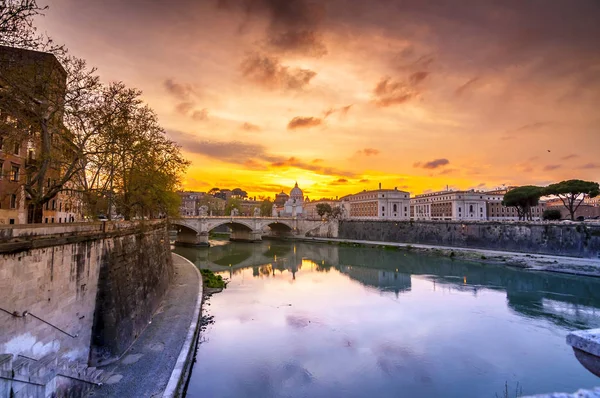 Vista do pôr-do-sol no Tibre River Roma, Itália — Fotografia de Stock