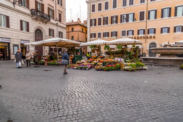 Paisaje urbano y arquitectura genérica de Roma, la italiana — Foto de Stock