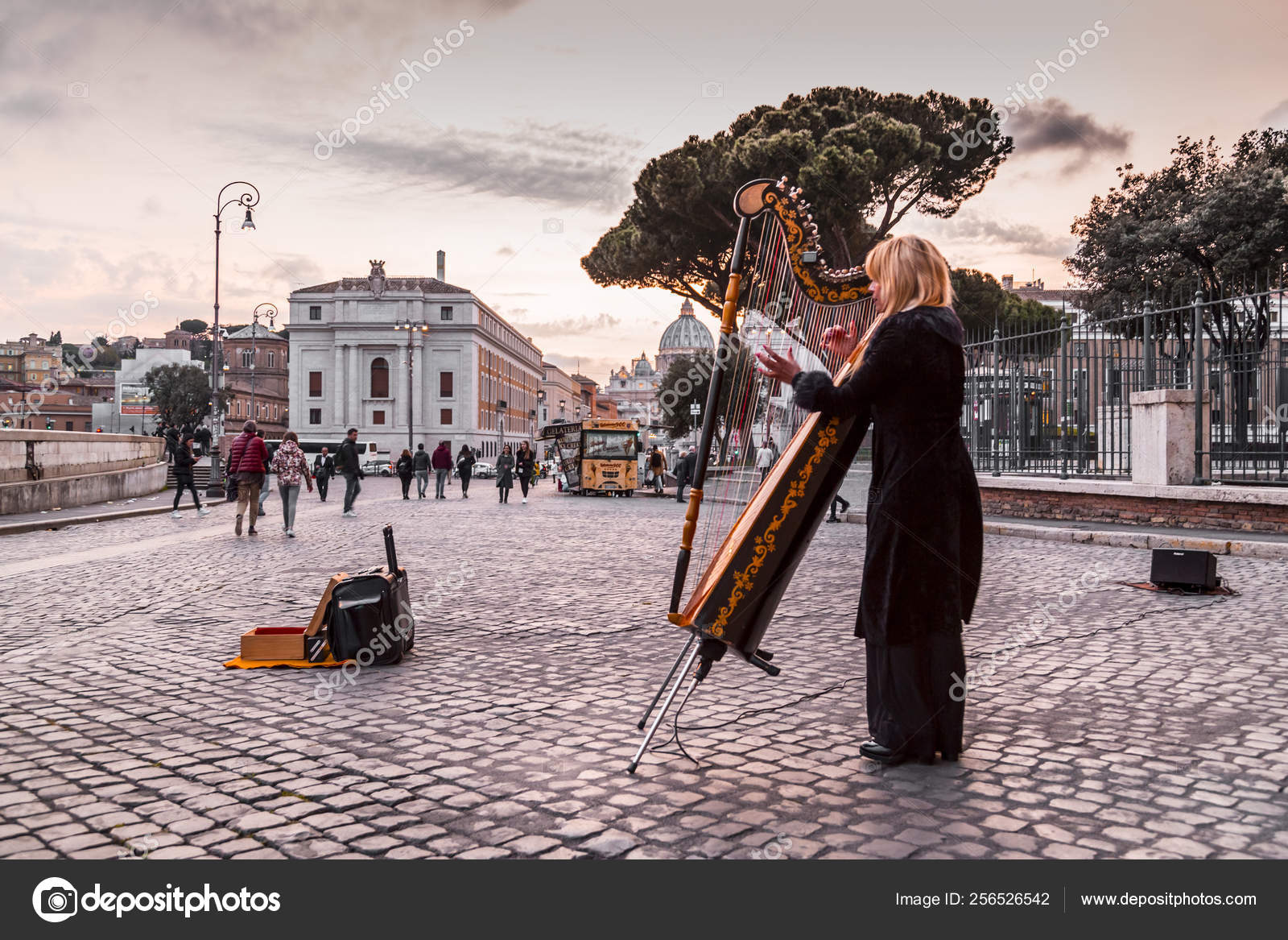 Dame De Musicien De Rue Jouant La Harpe Près Du Vatican