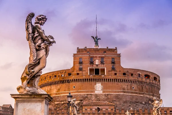 Castillo Sant 'Angelo, castillo medieval a lo largo del río Tíber en Rom —  Fotos de Stock